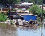 Las consecuencias del agua caída horas antes se hicieron sentir en el barrio Obrero, donde hay algunas casas que estaban inundadas.